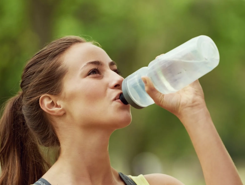 how much water should a woman drink