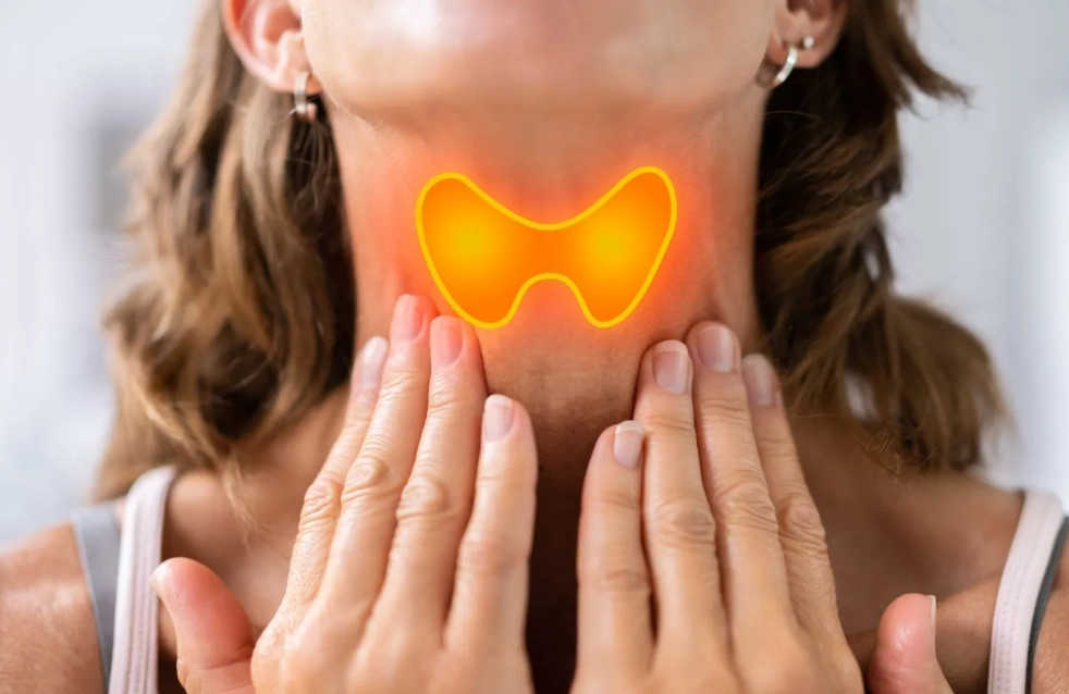 What are early warning signs of thyroid problems in females?